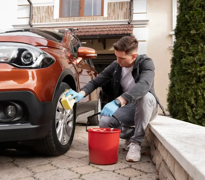 Lavage auto à domicile Druillat : professionnel intervenant sur un véhicule